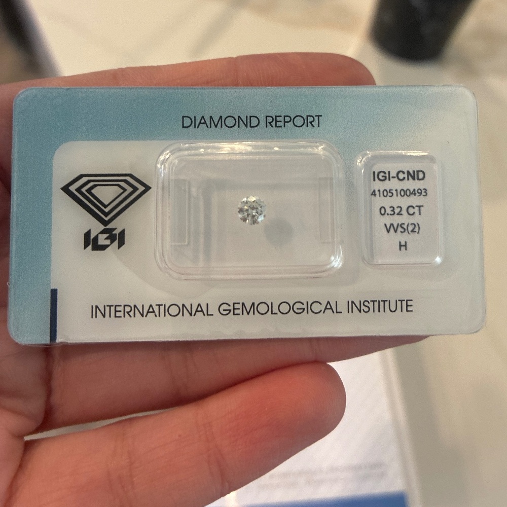 Certified Natural Diamond | 0.32 ct Round Brilliant | VVS2 | IGI